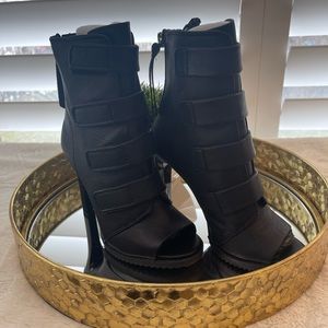 DKNY Women’s 7.5 Black Veg leather, open toed strappy heel. Brand New with box!